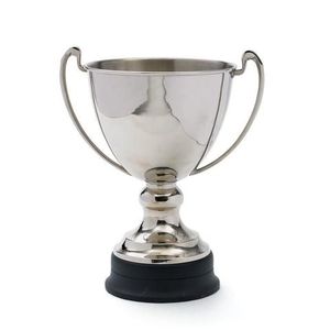 Trofeo de metal de diseño altamente detallado con elementos únicos y base pesada ideal para premios formales e informales - Product Image 4