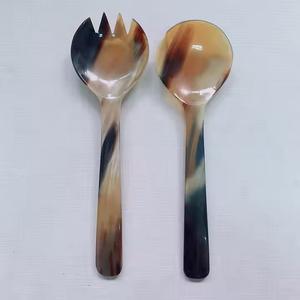 Cuillères à salade et serveurs en corne de buffle polie à la main Ensemble écologique avec poignée en résine et corne d'os pour ustensiles de cuisine - Product Image 4