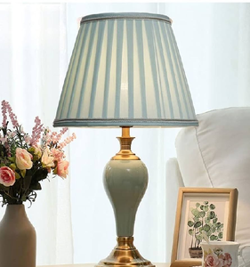 Elegante lámpara de mesa de cerámica de color verde oscuro con motivos florales azules pintados a mano y un lujoso plisado, a precios al por mayor. - Product Image 6