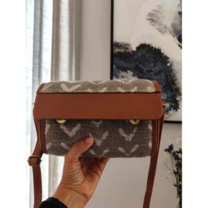 Bolso de Mano Redondo de Estilo Bohemio, Tejido a Mano con Algodón y Cuero, Patrón Geométrico, con Correa, 8x5x2.5 Pulgadas, Cierre con Solapa Gris - Product Image 2