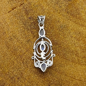 Vente en gros de pendentifs fins en argent 925 tendance pierre de lune arc-en-ciel naturelle collier à lunette en pierre multiple pour enfants direct - Product Image 2