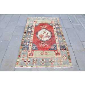 Alfombra Turca con Diseño Floral Rojo y Azul, 3.6x5.9 pies, de Lana - Product Image 1