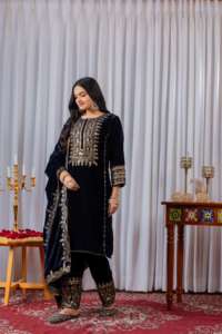 Conjunto de ropa de fiesta de diseñador, parte inferior superior de terciopelo viscosa pura pesada y Dupatta con bordado de secuencia de 5mm y mangas elegantes - Product Image 3