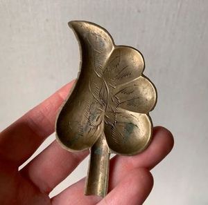 Lot de 2 cendriers antiques en forme de feuille brune avec une finition brillante, parfaits pour la maison, le bar, le restaurant, le bureau et les accessoires de fumer. - Product Image 4
