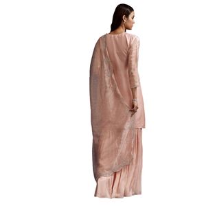 Tissu Peach de créateur Cutdana Kurta avec pierre Dupatta Costume Sharara de luxe pour réception de mariage et soirée - Product Image 3