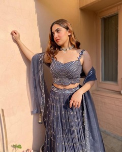 ชุดเลเฮนกาโชลีงานปักเลื่อมสไตล์อินเดีย สีเทาเข้ม ผ้าจอร์เจต์เทียม สำหรับงานปาร์ตี้ งานแต่งงาน ผู้ใหญ่และเด็กผู้หญิง - Product Image 3