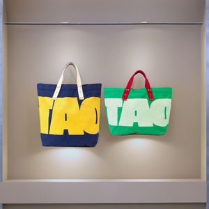 Bolsa de Mano de Lona con Diseño Étnico Rojo, Hecha a Mano, con Estampado de Alta Calidad y Asa Reforzada - Product Image 5