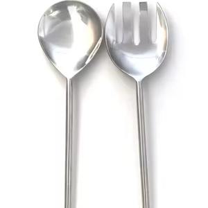 Service à salade en acier inoxydable au design minimaliste avec poignées en rotin tressé, parfait pour les restaurants, les hôtels et les complexes hôteliers - Product Image 3