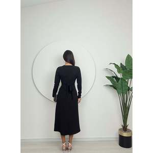 Vestido Midi Negro Elegante para Mujer missJANELL con Pliegues en el Pecho, Hecho de Tela Doble Atlas de Poliéster y Elastano para Uso Casual o Formal - Product Image 5
