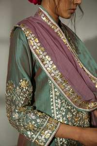 Salwar Kameez de Estilo Contemporáneo con Bordado Gota para Mujer en Tela Premium, Ideal para Fiestas - Product Image 4