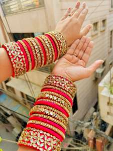 กำไลชูดาคุณภาพพรีเมียมแบบดั้งเดิมสำหรับเจ้าสาว เครื่องประดับเจ้าสาวสำหรับพิธีชูดาที่แสดงถึงความรักและอวยพร - Product Image 3