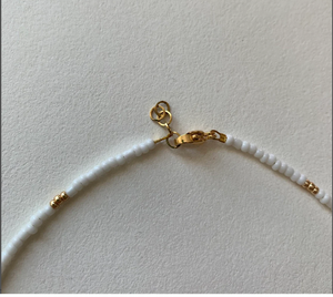 Collier ras du cou BEACH avec perles blanches et or Collier de pierres de naissance Alexandrite fait main - Product Image 2
