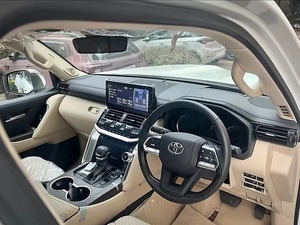 Toyota Land Cruiser 300 3.5 V6 ZX (Volante a la Derecha) Usado 2024 en Venta, 6 Asientos, Cuero, Cámara Trasera, Emisión Euro III, 8L - Product Image 3