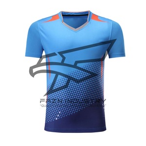 Uniforme de tennis avec logo personnalisé pour hommes vêtements de sport en gros t-shirt et short en tissu respirant à séchage rapide d'usine - Product Image 3