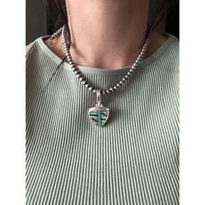 Colgante de Estilo Religioso Navajo con Incrustaciones de Múltiples Esmeraldas y Cristales en Platino y Oro, Hecho en India - Product Image 2
