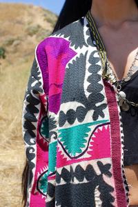 Manteau de rêve multicolore en broderie Suzani, fait main, avec coutures apparentes, style tribal ouzbek, ceinture ODM, écologique, vintage - Product Image 3