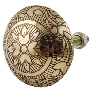 Pomo de puerta metálico grabado, ideal para puertas interiores y exteriores debido a su resistencia, bellamente elaborado por ARTISTIQUE - Product Image 1