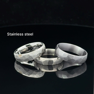 แหวนแต่งงานสเตนเลสสตีลแบบทุบทำให้สบายออกแบบได้ตามต้องการ - Product Image 6