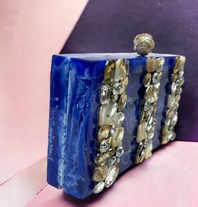 Embrague de resina inspirado en Art Deco con perlas y cadenas Moda vintage elegante para looks retro o salidas nocturnas glamorosas - Product Image 2