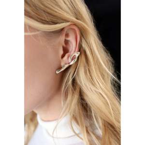 Pendientes de Plata con Diseño Escultural, Elegantes y con Estilo - Product Image 1
