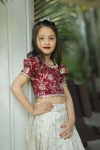 Tela de seda pesada cosida completamente de alta calidad con todo el cuerpo Zari Weaving Work Kids Wear Lehenga Choli para boda y fiesta - Product Image 5