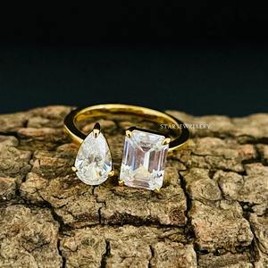 Anillo de compromiso de diamante de moissanita de pera y esmeralda de oro macizo de 14 quilates Toi Et Moi, anillo de diamante de moissanita de corte de pera y Esmeralda - Product Image 2