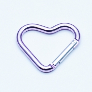 Piccolo moschettone rosa personalizzato a forma <span class=keywords><strong>di</strong></span> cuore | Prodotto promozionale ideale <span class=keywords><strong>per</strong></span> eventi e <span class=keywords><strong>idee</strong></span> regalo <span class=keywords><strong>di</strong></span> <span class=keywords><strong>san</strong></span> <span class=keywords><strong>valentino</strong></span> - Product Image 1