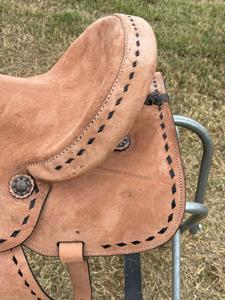 Ensemble de sellerie pour cheval en cuir de vache de qualité supérieure, cuir naturel, selle de course western avec couleur et taille personnalisables pour l'équitation - Product Image 4