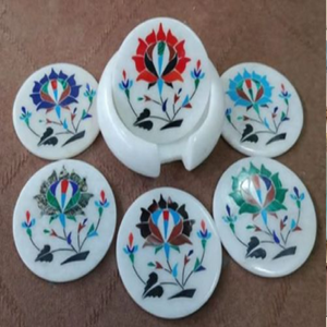 Un magnifique ensemble de dessous-de-verre ronds en marbre blanc avec des incrustations florales multicolores vives et un support, disponible à prix de gros. - Product Image 1