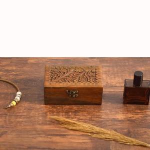 Boîte à bijoux en bois rustique avec des détails artisanaux authentiques adaptés aux intérieurs traditionnels modernes et classiques - Product Image 4