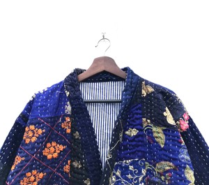 Veste en coton Kantha faite à la main avec un manteau court d'hiver réversible en khambhadiya à imprimé floral pour femmes - Product Image 2