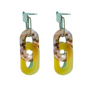 Boucles d'oreilles pendantes en résine acrylique de style art moderne pour événements Boucles d'oreilles pendantes en résine multicolore pour les utilisateurs soucieux de la mode - Product Image 1