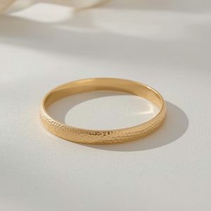 Bracelet jonc martelé en or 14 carats | Bijoux pour femmes | Bijoux de mode faits à la main en Thaïlande - Product Image 3