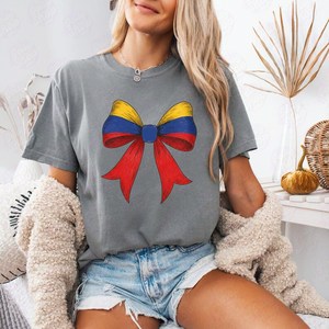 Maglietta con Fiocco Bandiera Colombiana Comfort Colors per il Mese della Memoria della Comunità Latinoamericana - Regalo per la Comunità Colombiana o Latino - Product Image 1