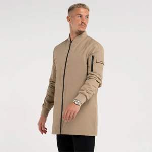 Hombre Chaquetas Sand Longline Bomber Jacket Regular Fit con cuello de béisbol, múltiples bolsillos y elegante atractivo moderno - Product Image 3