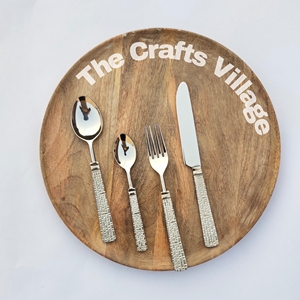 Juego de cubiertos de metal con acabado dorado y diseño de mango martillado para una mesa de comedor tradicional, ideal para uso diario. - Product Image 6