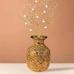 Vase en aluminium doré unique caractérisé par un design fondant goutte à goutte et ajouré pour une déclaration décorative contemporaine - Product Image 4