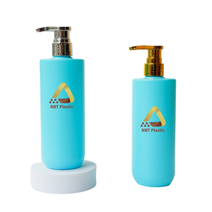 Bouteilles en plastique vertes personnalisées de 500ml du fabricant vietnamien pour lotion pour le corps revitalisant shampooing nettoyant pour le visage écologique" - Product Image 1