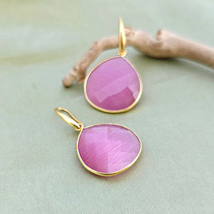 Pendientes colgantes con bisel de piedra preciosa ojo de gato rosa, latón macizo chapado en oro de 18k, joyería de moda, pendientes con forma de corazón - Product Image 6