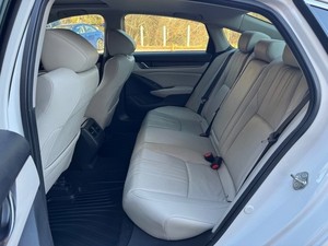 LOVELY 2018 Ho-n-da Ac-co-rd Touring 2.0T TRANSMISSION AUTOMATIQUE 4 CYLINDRES - Product Image 4