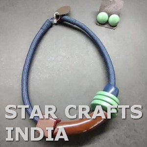 Producto de venta popular de alta calidad Material ecológico Diseño original personalizado Collares de moda colgantes de metal al mejor precio bajo - Product Image 3