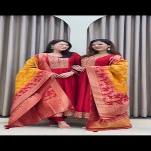 Conjunto de Kurti Anarkali Rojo Especial para Festivales, Kurti Anarkali de Seda Chanderi Pura con Dupatta de Seda Banarasi Dorada con Bordado Zari de 3 Metros - Product Image 2