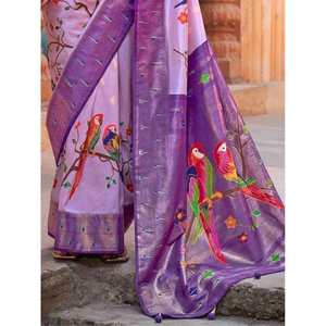 ชุดส่าหรีผ้าไหมพิมพ์ลายดอกไม้สีม่วงคลาสสิก แต่งลายฟอยล์ พร้อมพู่ห้อย สำหรับงานเทศกาล พร้อมเสื้อคลุมสำหรับงานปาร์ตี้ - Product Image 3