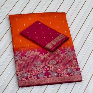 Sari de Seda Pesada VASTRA COTTAGE con Tejido Meenakari Zari en el Cuerpo, Pallu con Borde de Tubo, Borlas y Blusa en Contraste - Product Image 4