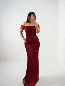 ชุดแต่งงานทรงตรงแบบเปิดไหล่ ดีไซน์หรูหราทันสมัย ประดับด้วยลูกปัดอย่างประณีต พร้อมชายกระโปรงยาว ชุดราตรีพรีเมียม งานแฮนด์เมด - Product Image 4