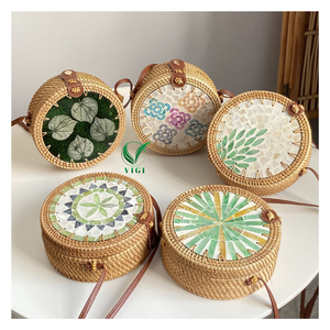 กระเป๋าหวายมีสไตล์พร้อมลายปักมุกสำหรับชุดสุดชิค - Product Image 4