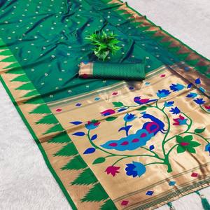Sari de Seda Paithani Suave VASTRA COTTAGE con Zari Meenakari, Pallu con Diseño de Pavo Real, Borde de Templo Tejido con Zari y Blusa de Seda - Product Image 2