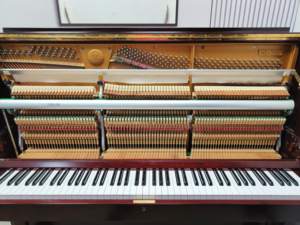 Piano droit KAWAI KL705 Premium Japonais en bois d'acajou rouge pour usage professionnel, son chaud et rond, style vintage - Product Image 4