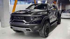 2025 1500 TRX 4x4 Crew Cab Usado en Excelentes Condiciones, Asientos de Cuero, Volante a la Izquierda, Automático, Neumáticos R18, Cámara Trasera de 360° - Product Image 5
