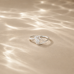 Bague Ajustable Celeste Orbit - Plaqué Or Rose 18K avec Incrustation en Forme de Cœur - Product Image 4